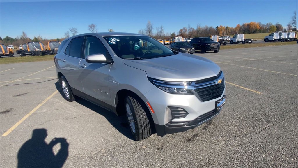 2022 Chevrolet Equinox LT photo 2