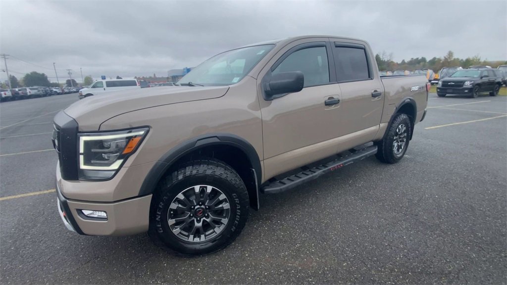 2022 Nissan Titan Crew Cab PRO-4X photo 4