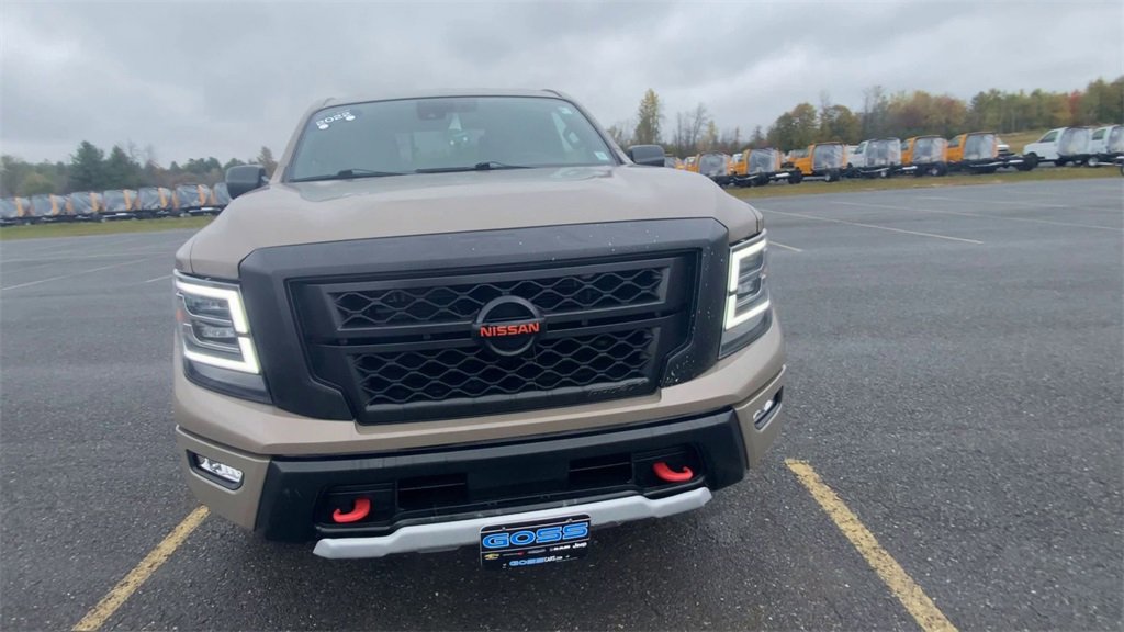2022 Nissan Titan Crew Cab PRO-4X photo 3