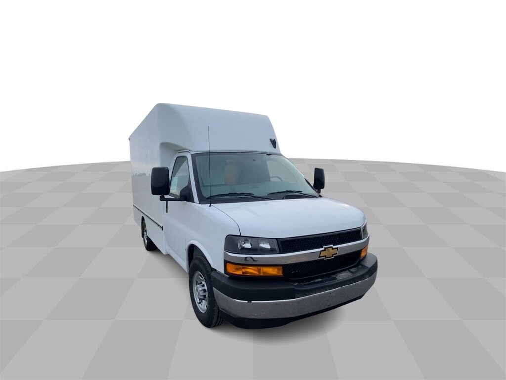 2024 Chevrolet Express Cutaway 3500 photo 3