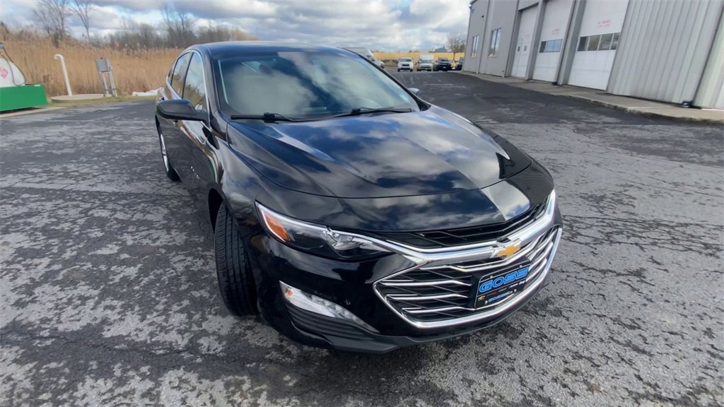 2024 Chevrolet Malibu 1LT photo 2