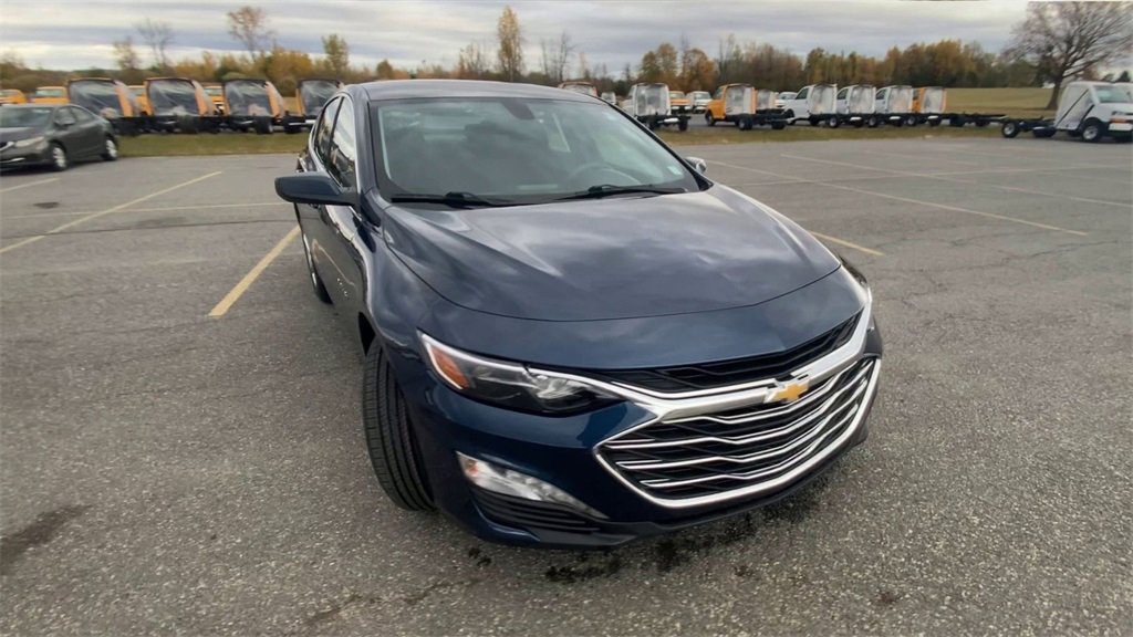 2022 Chevrolet Malibu 1LT photo 2