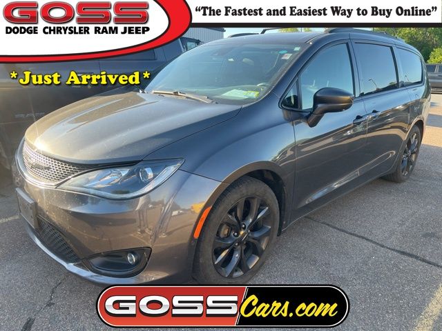 2020 Chrysler Pacifica Touring L's photo