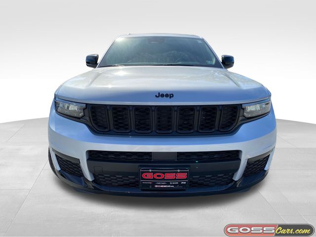 2025 Jeep Grand Cherokee Altitude photo 2