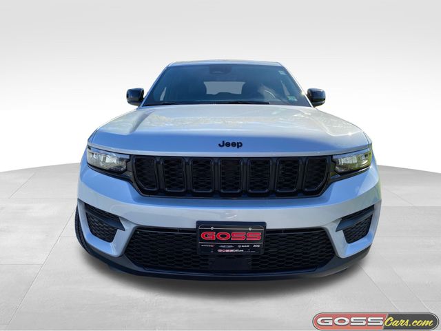 2025 Jeep Grand Cherokee Altitude photo 2