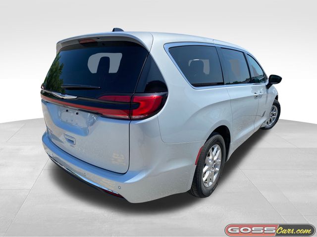 2024 Chrysler Pacifica Touring L photo 3