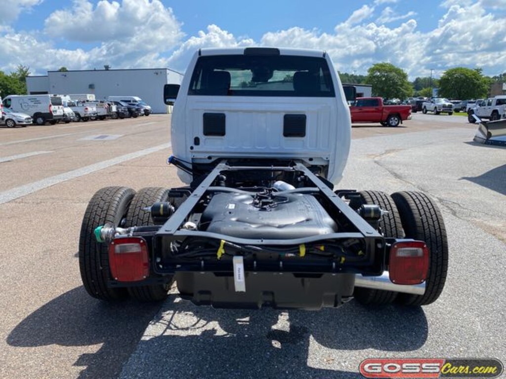 New 2026 Ram 3500 TRADESMAN CHASSIS REGULAR CAB 4X4 60' CA Pickup