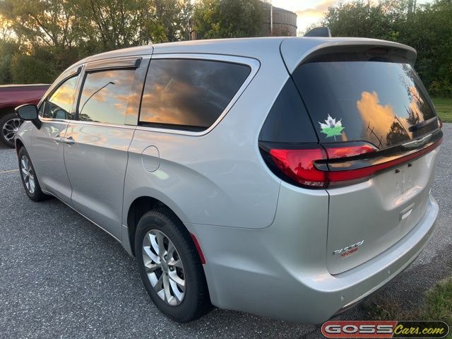 2024 Chrysler Pacifica Touring L photo 3