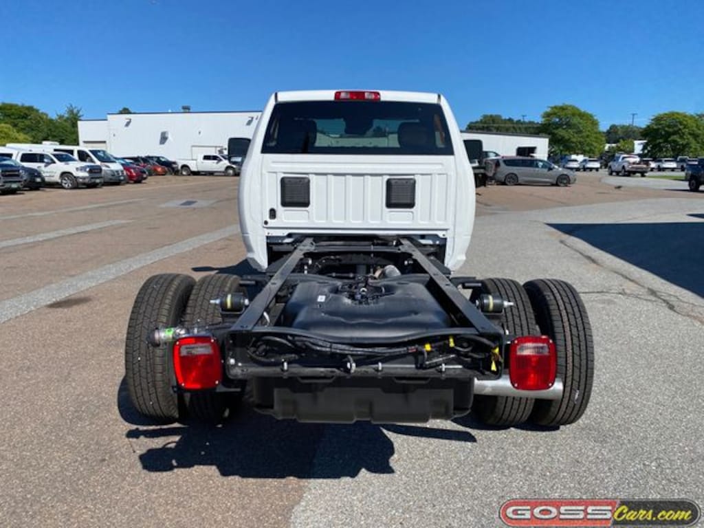 New 2026 Ram 3500 TRADESMAN CHASSIS REGULAR CAB 4X4 60' CA Pickup