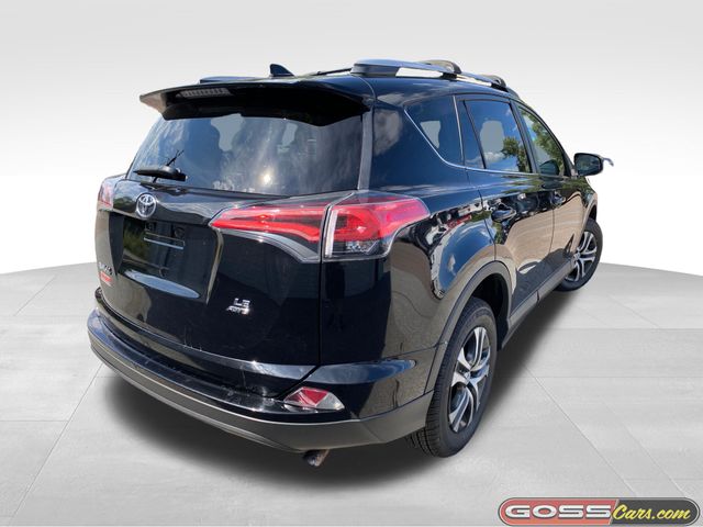 2017 Toyota RAV4 LE photo 3