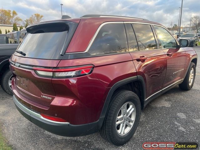 2023 Jeep Grand Cherokee Laredo photo 3