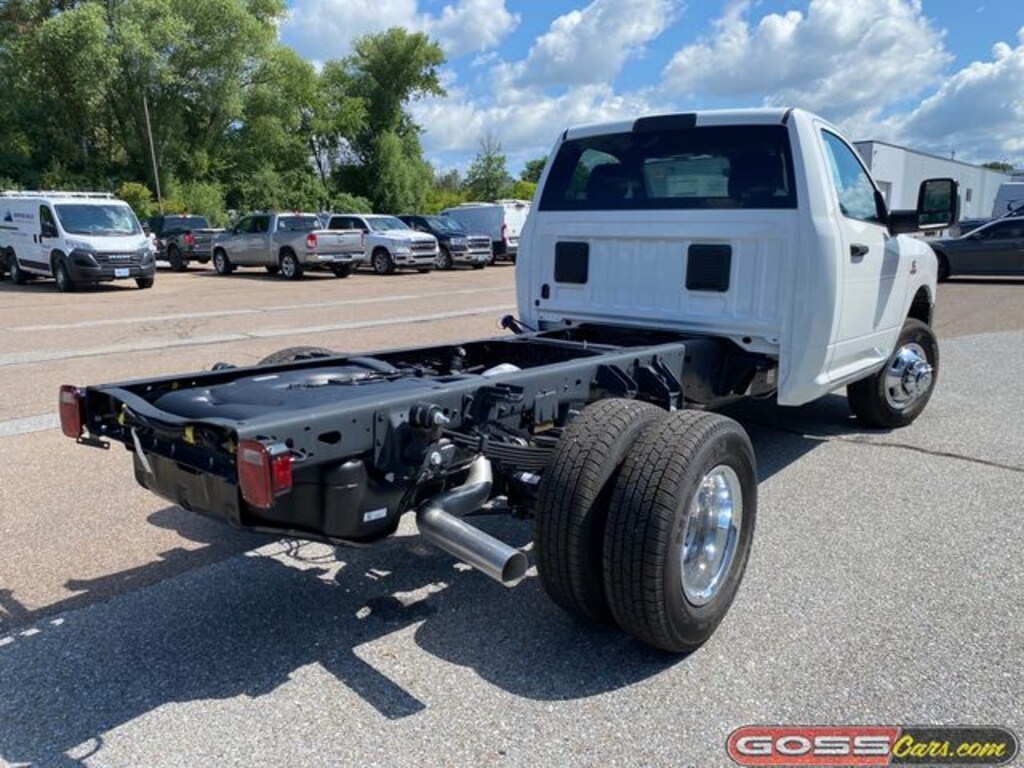 New 2026 Ram 3500 TRADESMAN CHASSIS REGULAR CAB 4X4 60' CA Pickup