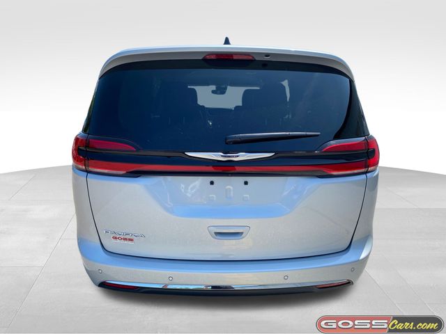 2024 Chrysler Pacifica Touring L photo 4