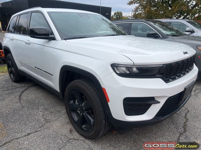 2023 Jeep Grand Cherokee Altitude photo 2