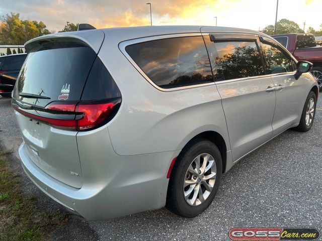 2024 Chrysler Pacifica Touring L photo 2