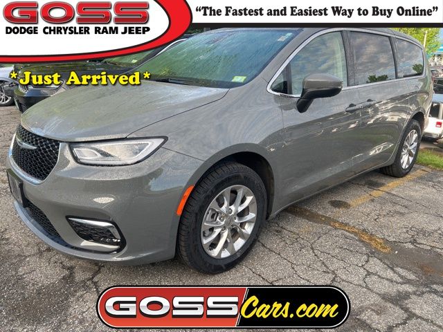 2023 Chrysler Pacifica Touring L AWD's photo