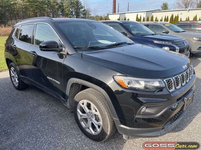 2024 Jeep Compass Latitude photo 2