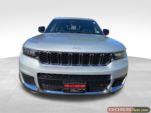 2025 Jeep Grand Cherokee Laredo photo 2