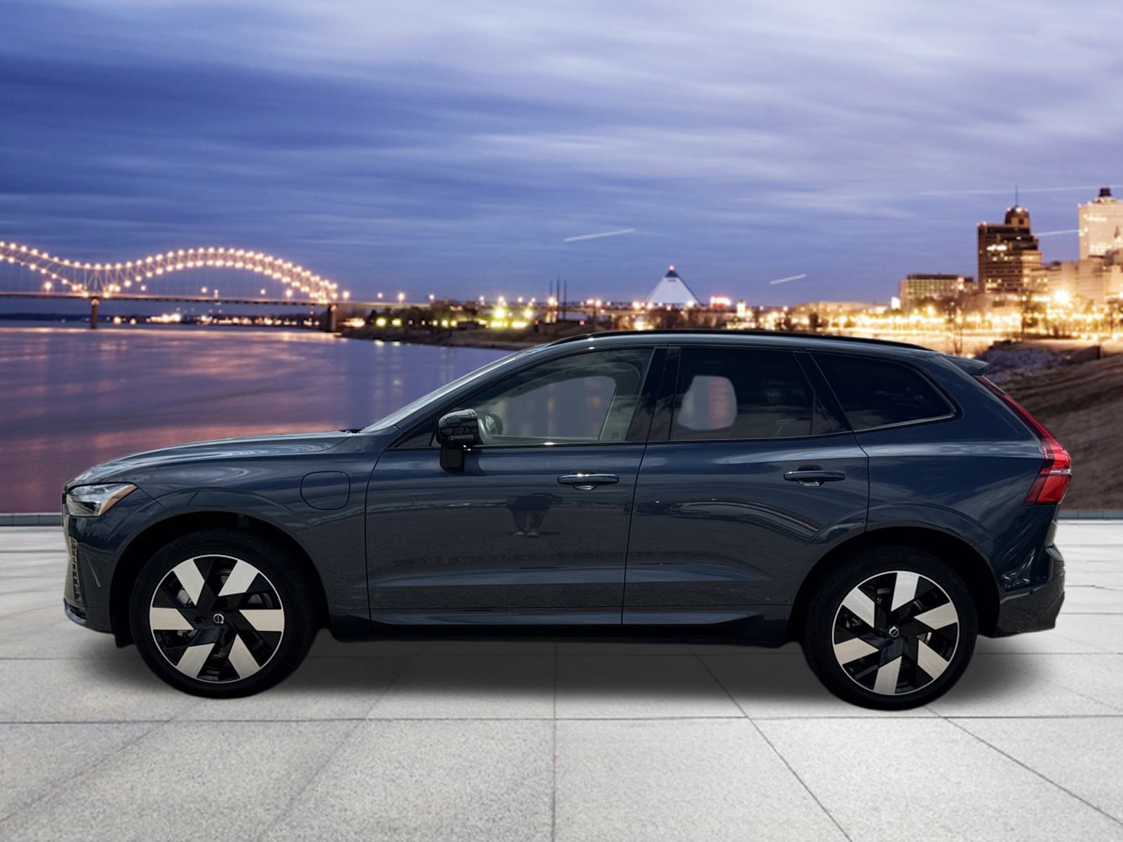 2024 Volvo XC60 Recharge Hybrid T8 Plus photo 2