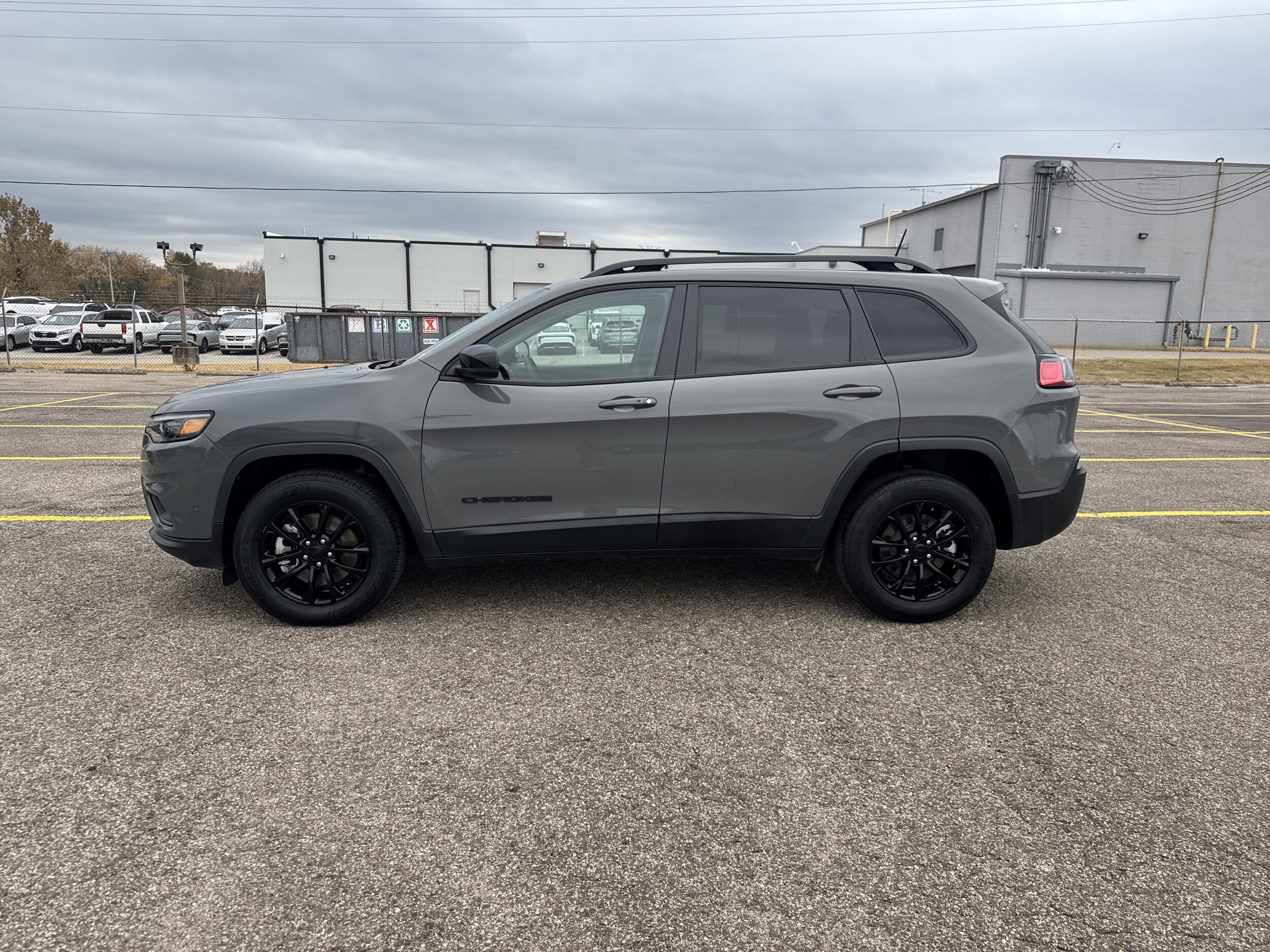 2023 Jeep Cherokee Altitude Lux photo 2