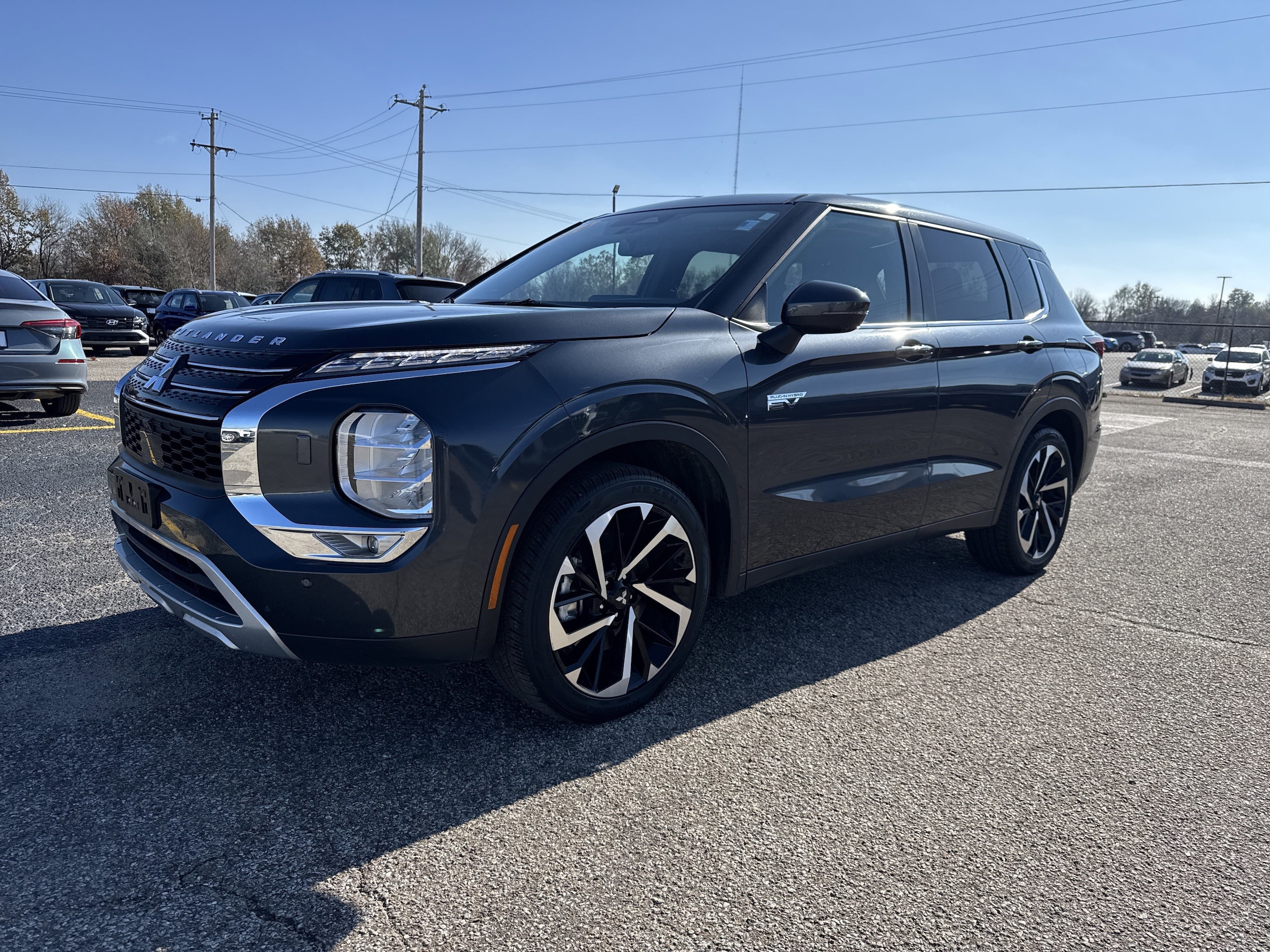 2024 Mitsubishi Outlander Plug-in Hybrid SE's photo