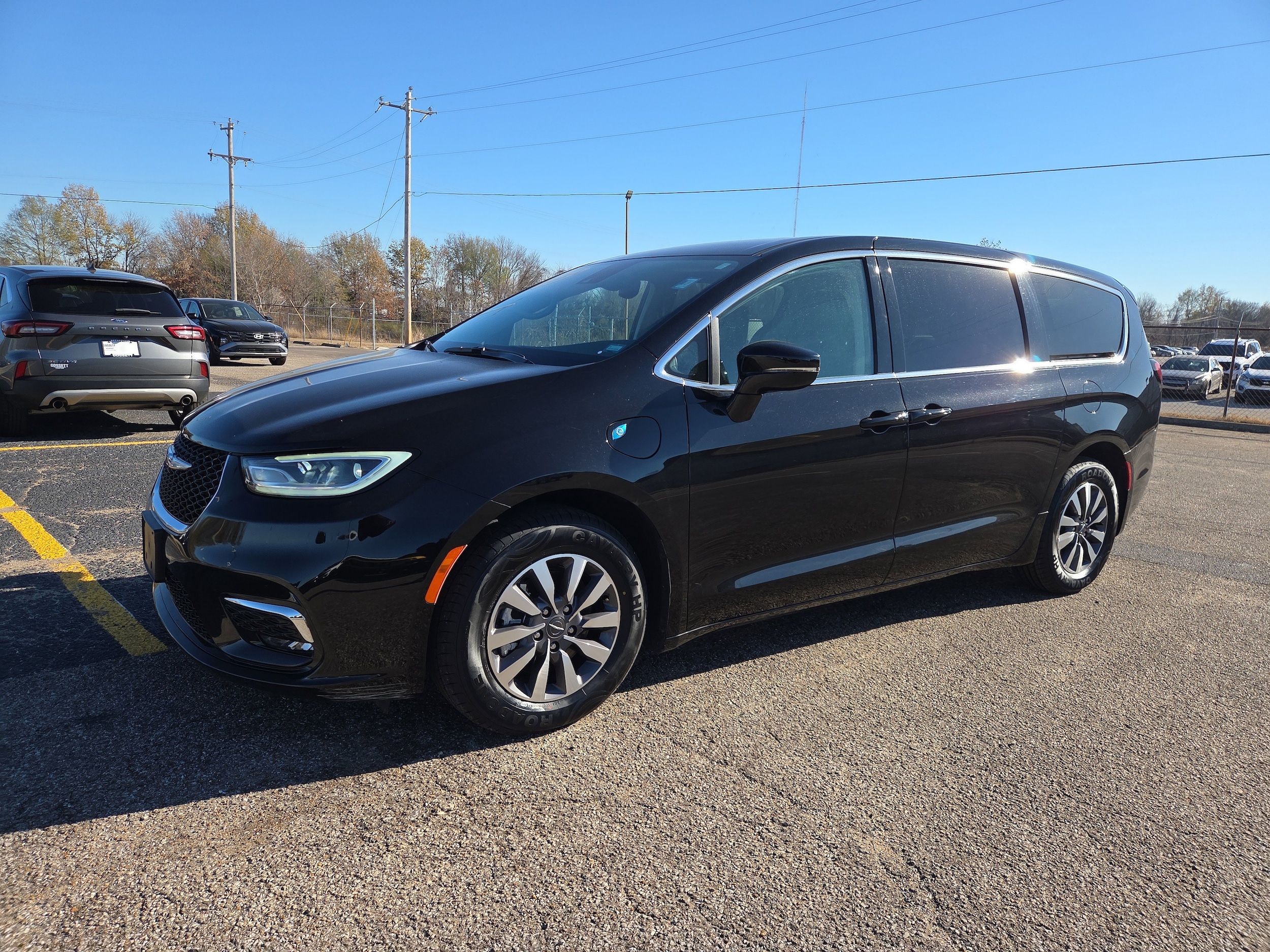 2024 Chrysler Pacifica PHEV Select's photo