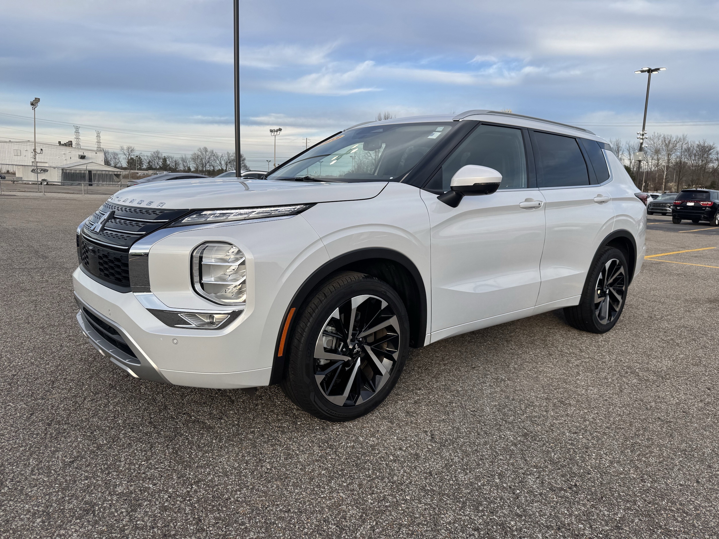 2023 Mitsubishi Outlander SEL's photo