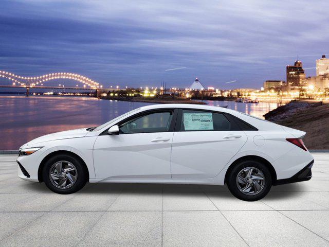 2025 Hyundai Elantra SE photo 2