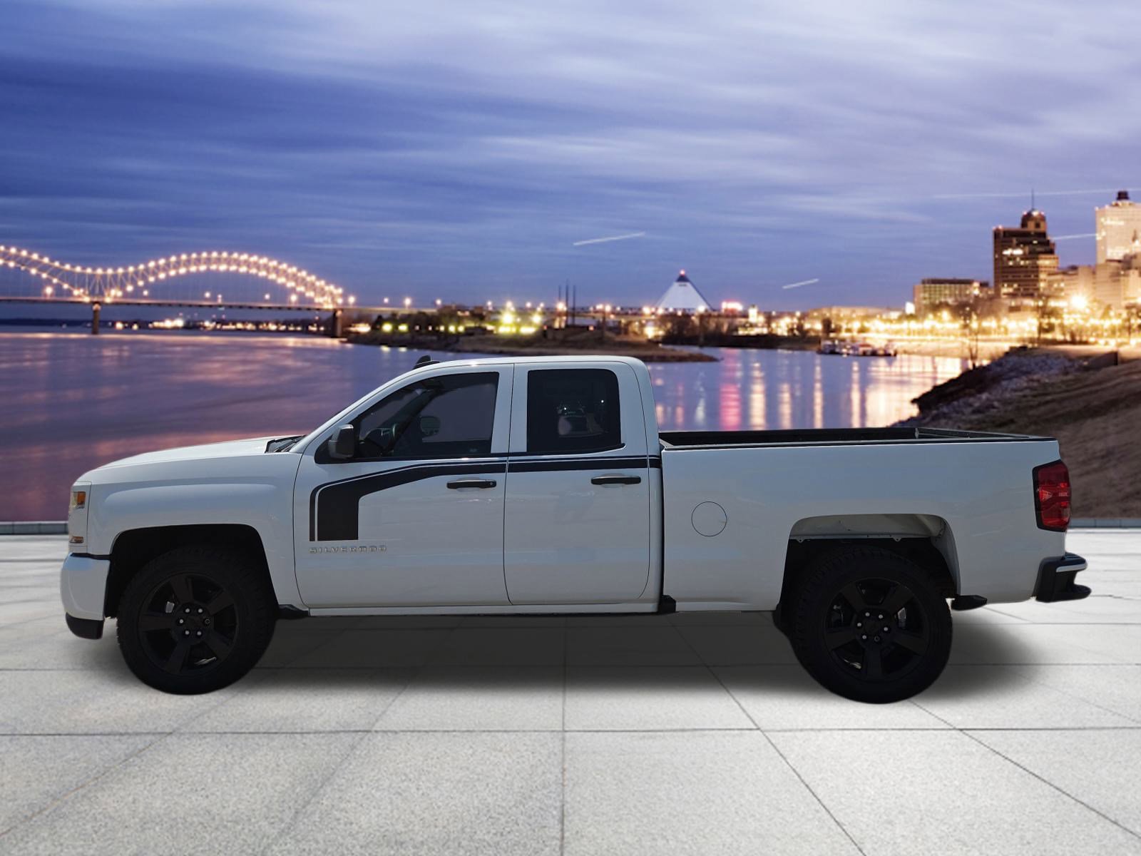 2018 Chevrolet Silverado 1500 Custom photo 2