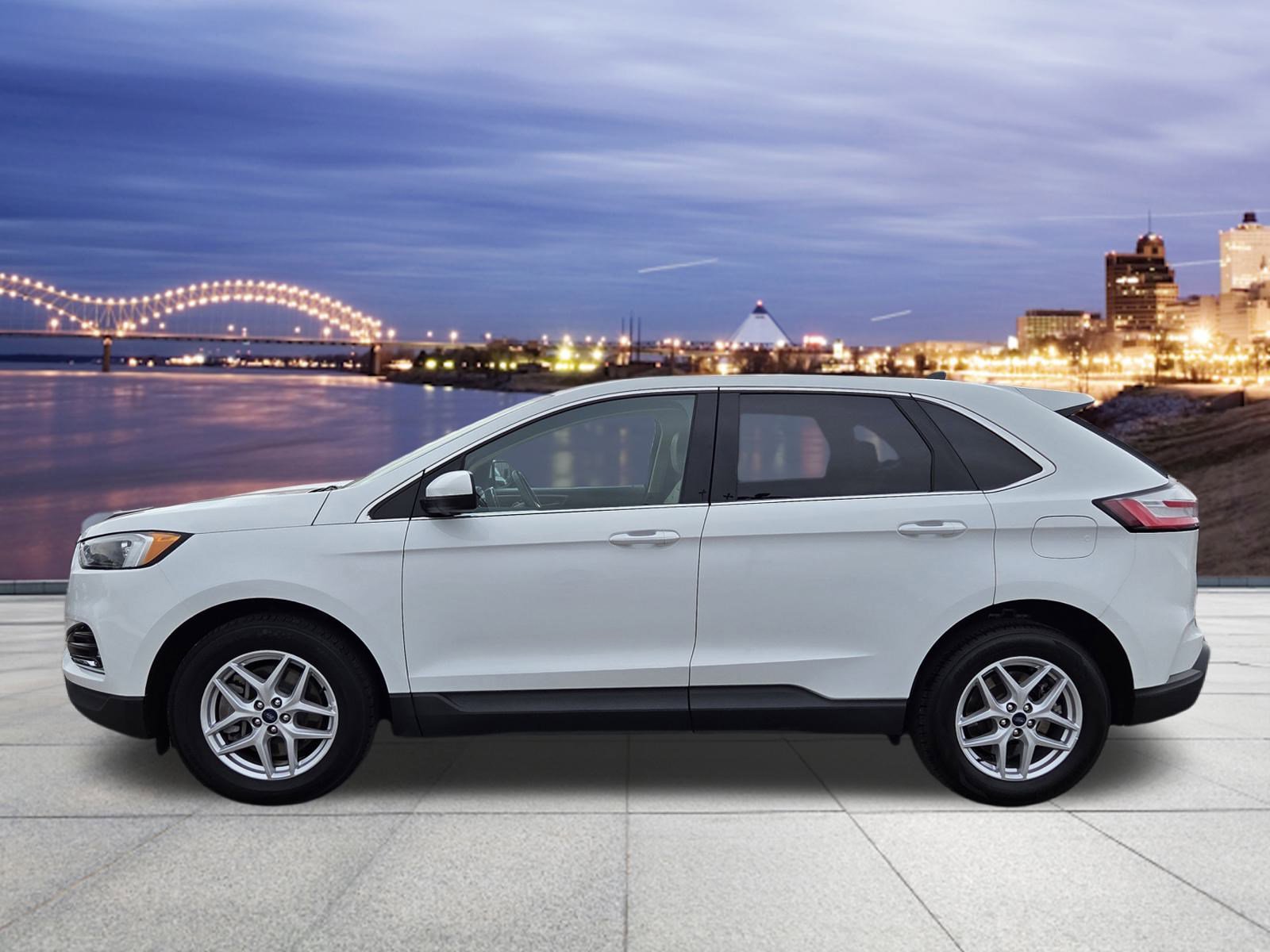 2022 Ford Edge SEL photo 2