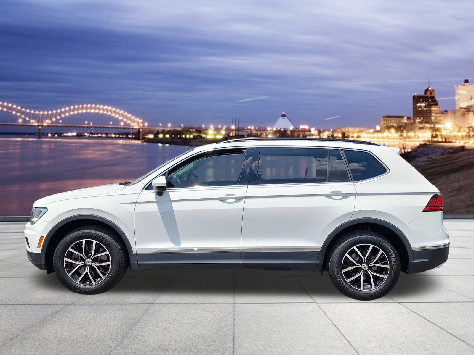 2021 Volkswagen Tiguan SE photo 2