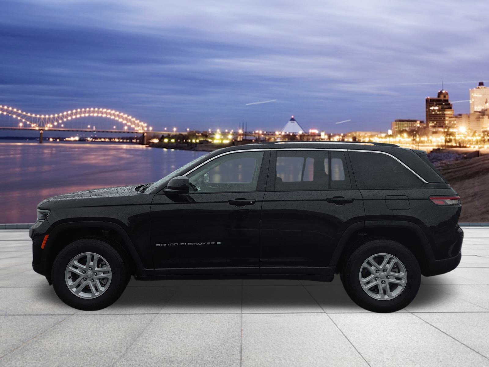 2023 Jeep Grand Cherokee Laredo photo 2