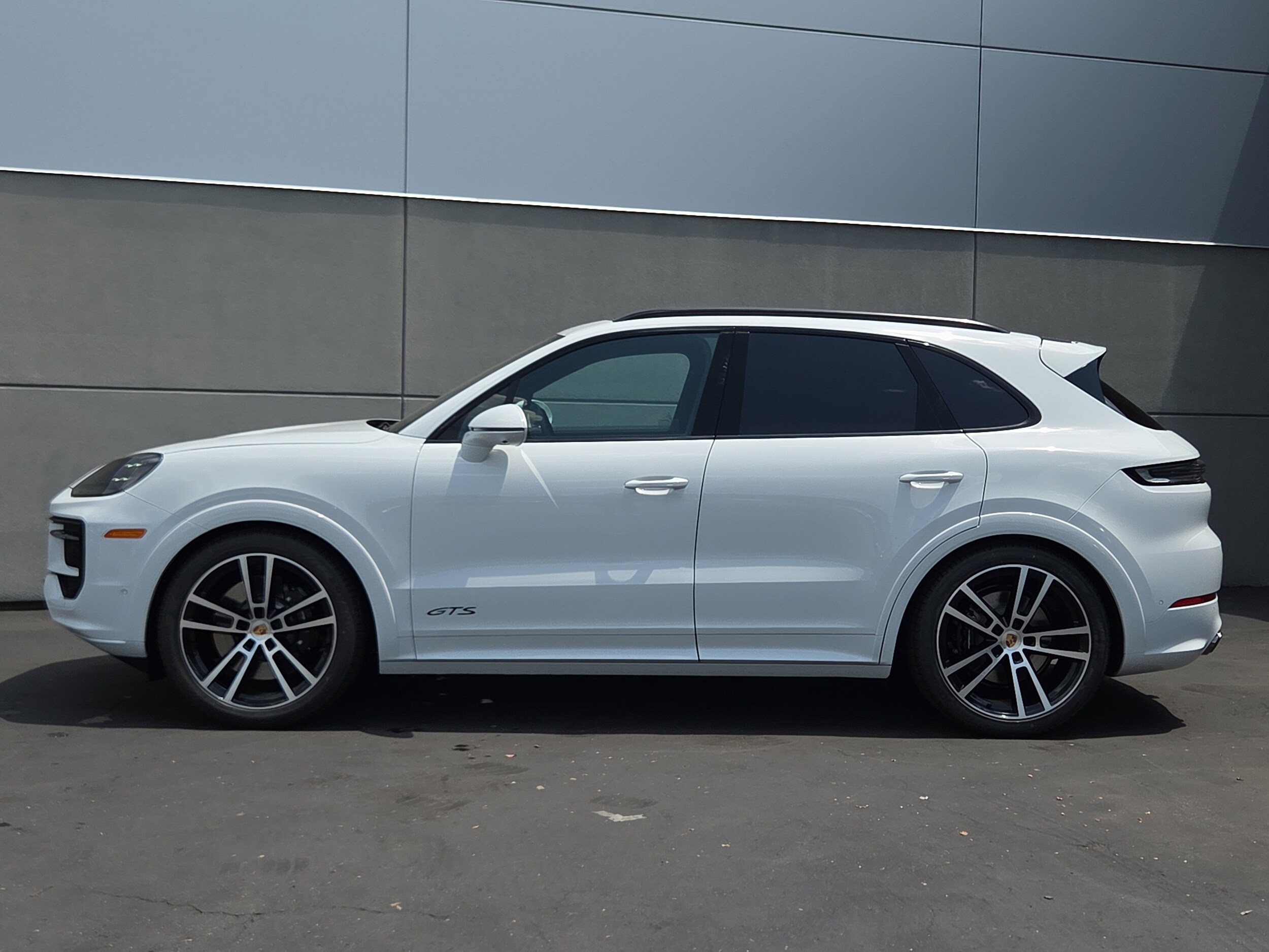 2025 Porsche Cayenne GTS photo 2