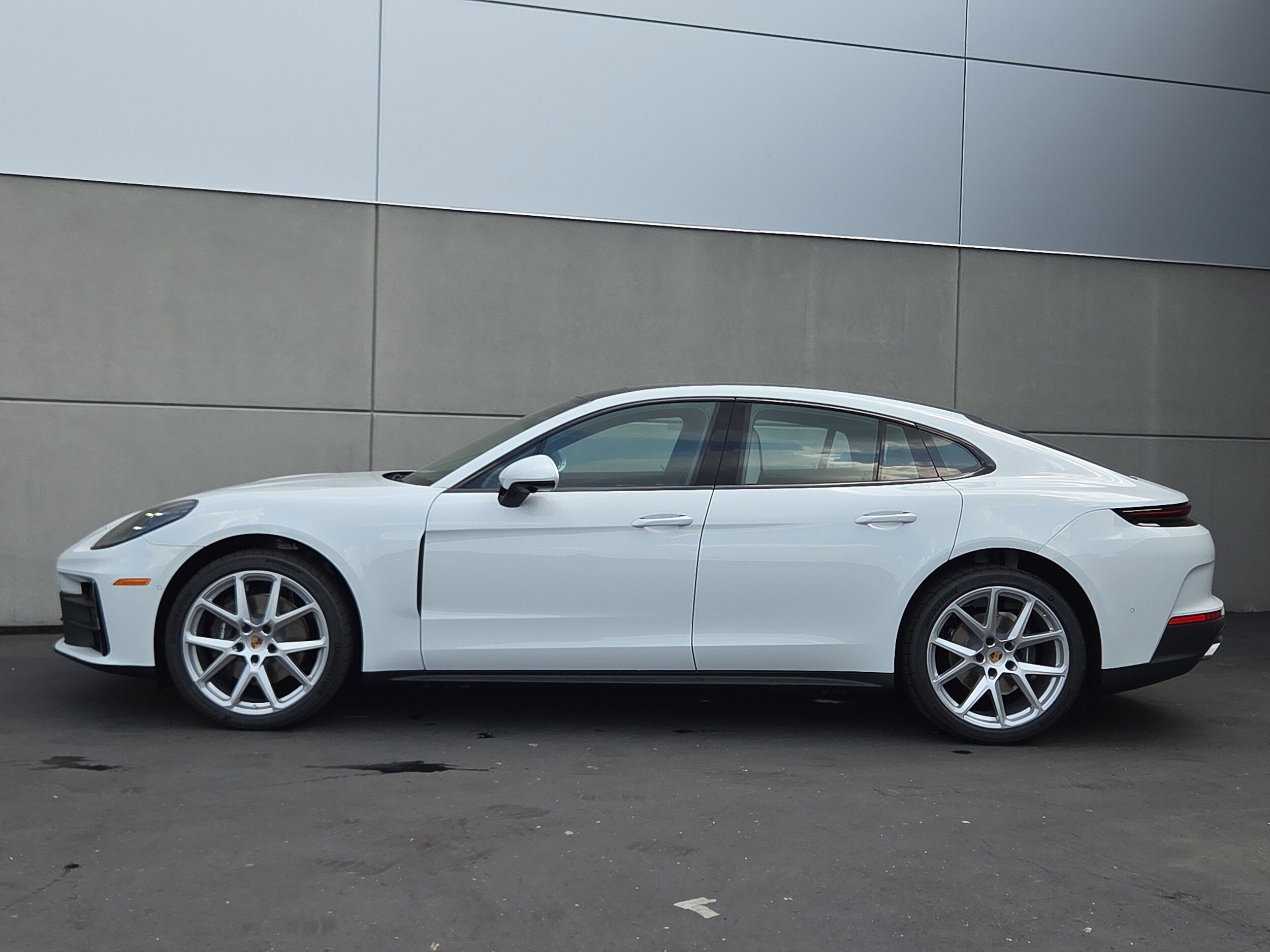 2025 Porsche Panamera 4 photo 2