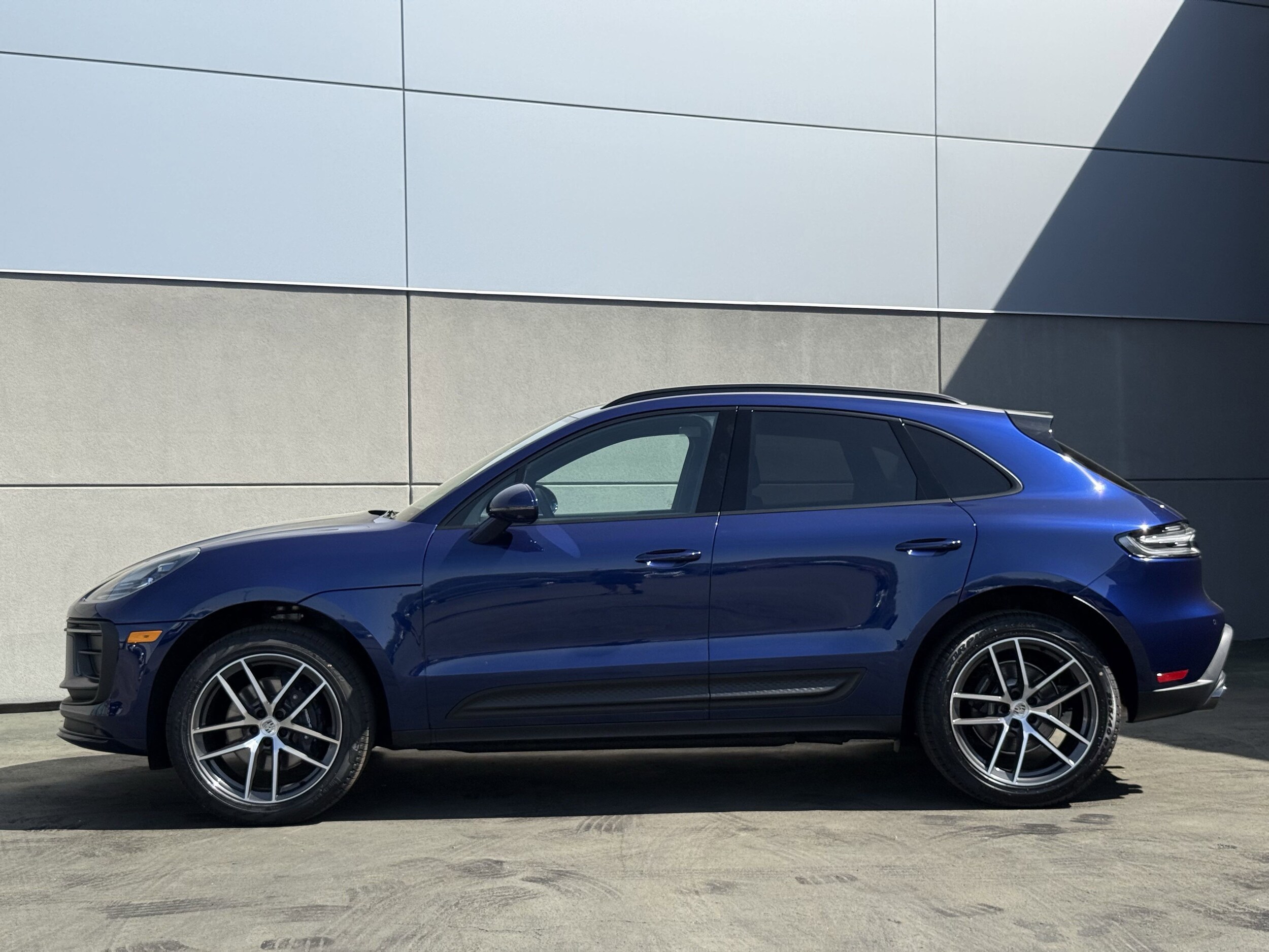 2025 Porsche Macan S photo 2