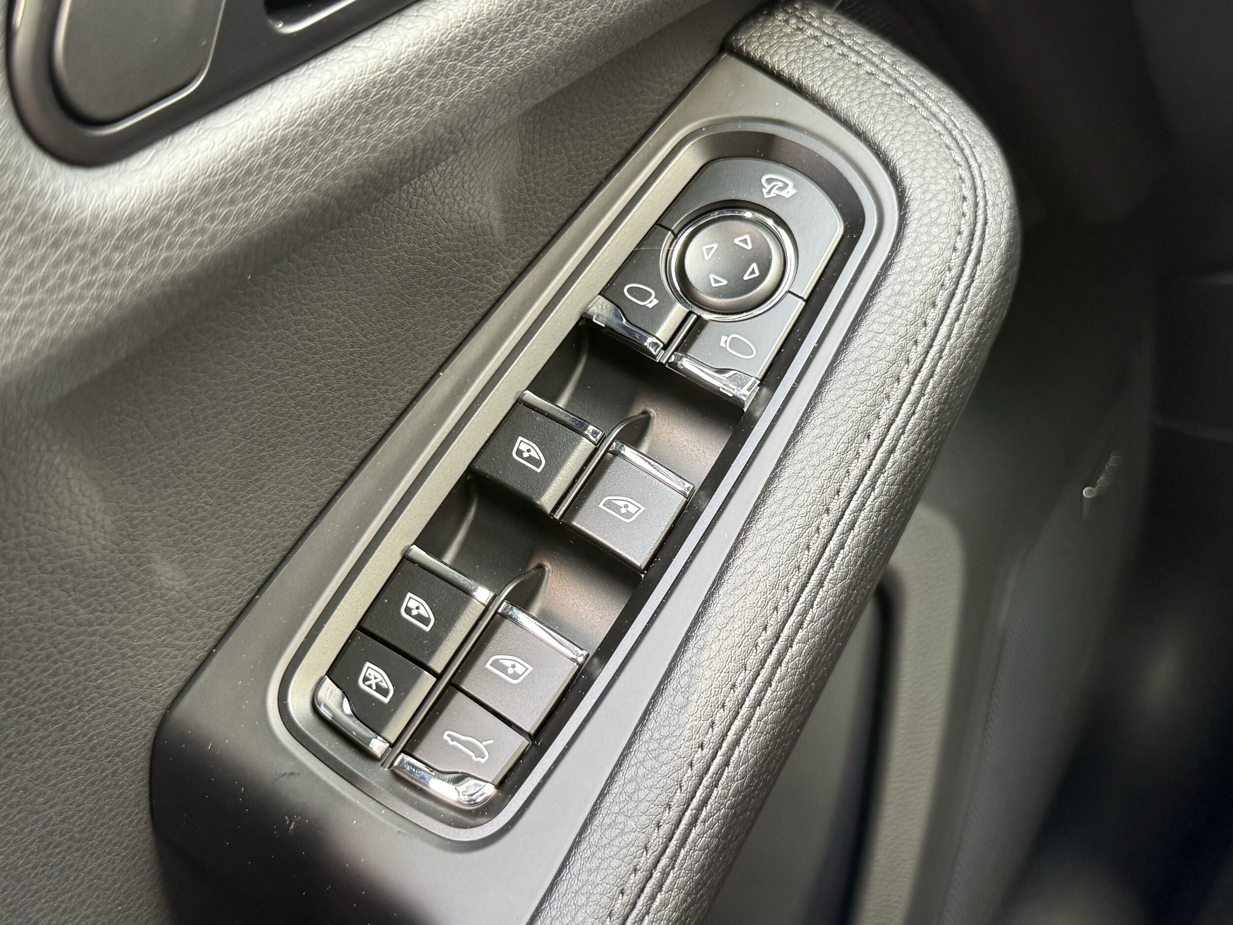 2025 Porsche Macan - Photo 19