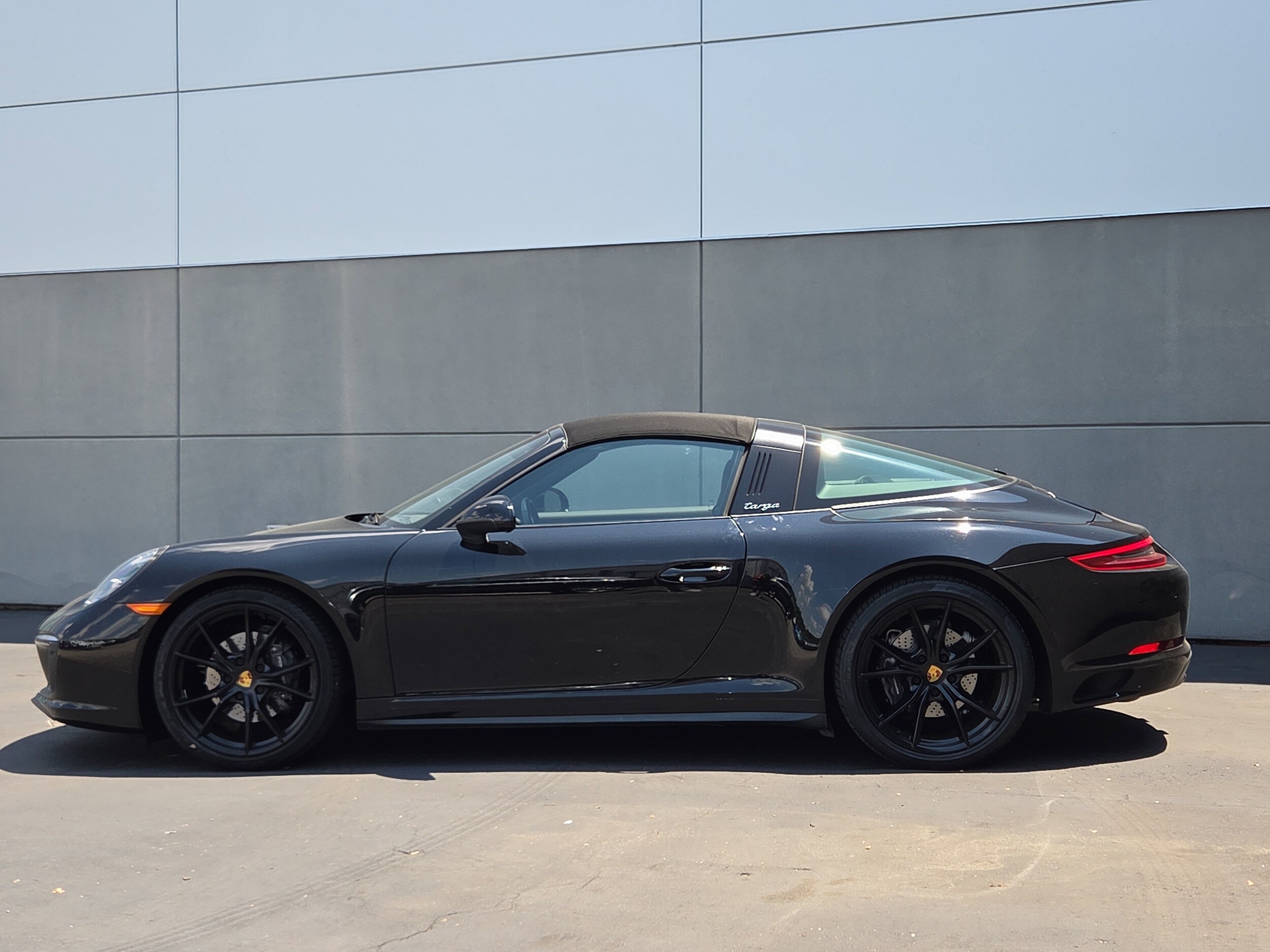 2018 Porsche 911 Targa 4 photo 2
