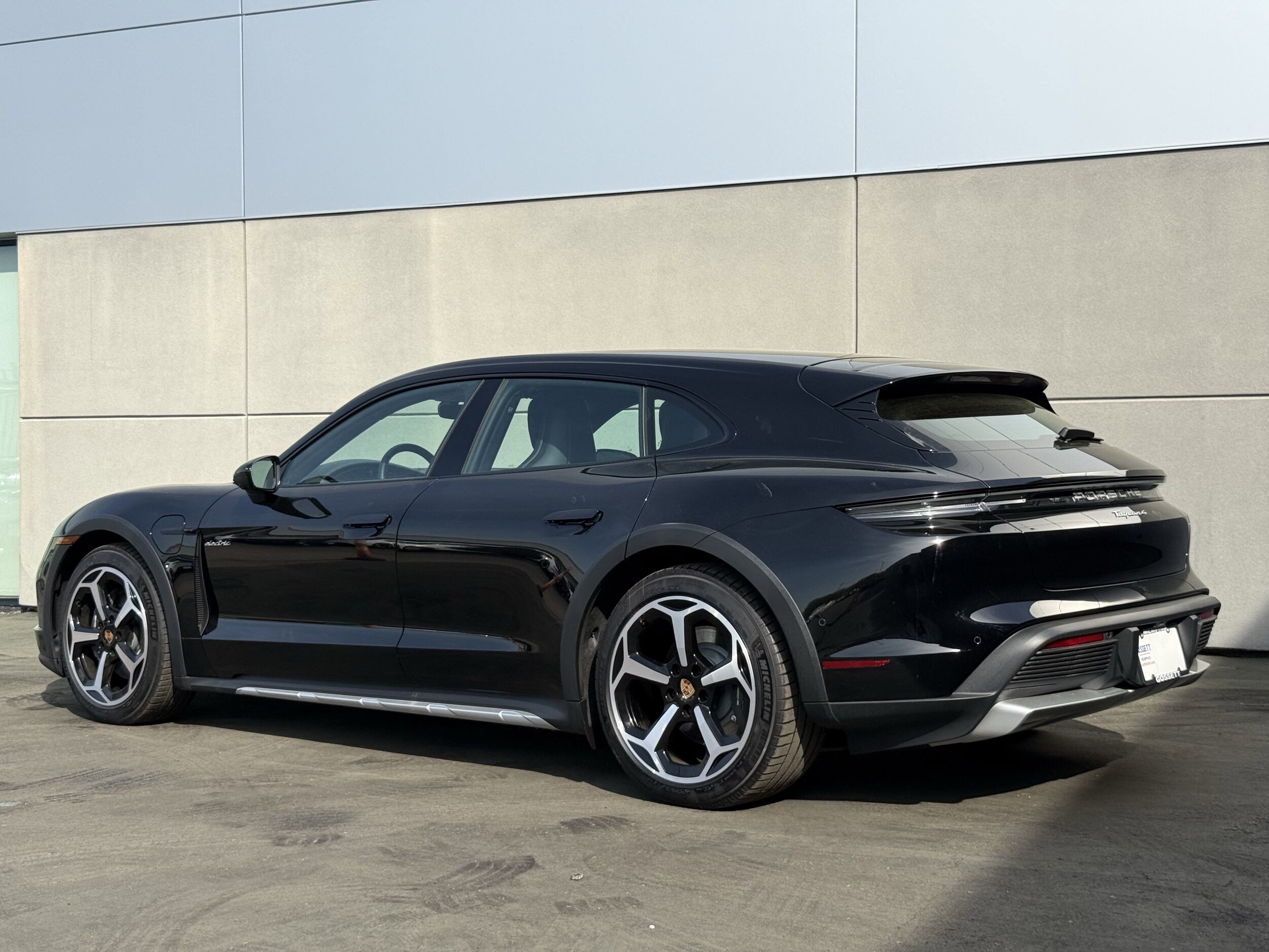 2025 Porsche Taycan Cross Turismo 4 photo 3