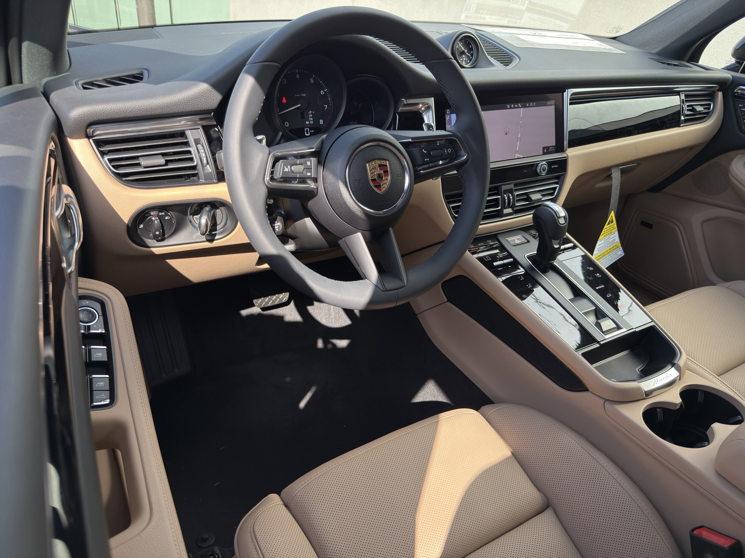 2025 Porsche Macan T photo 4