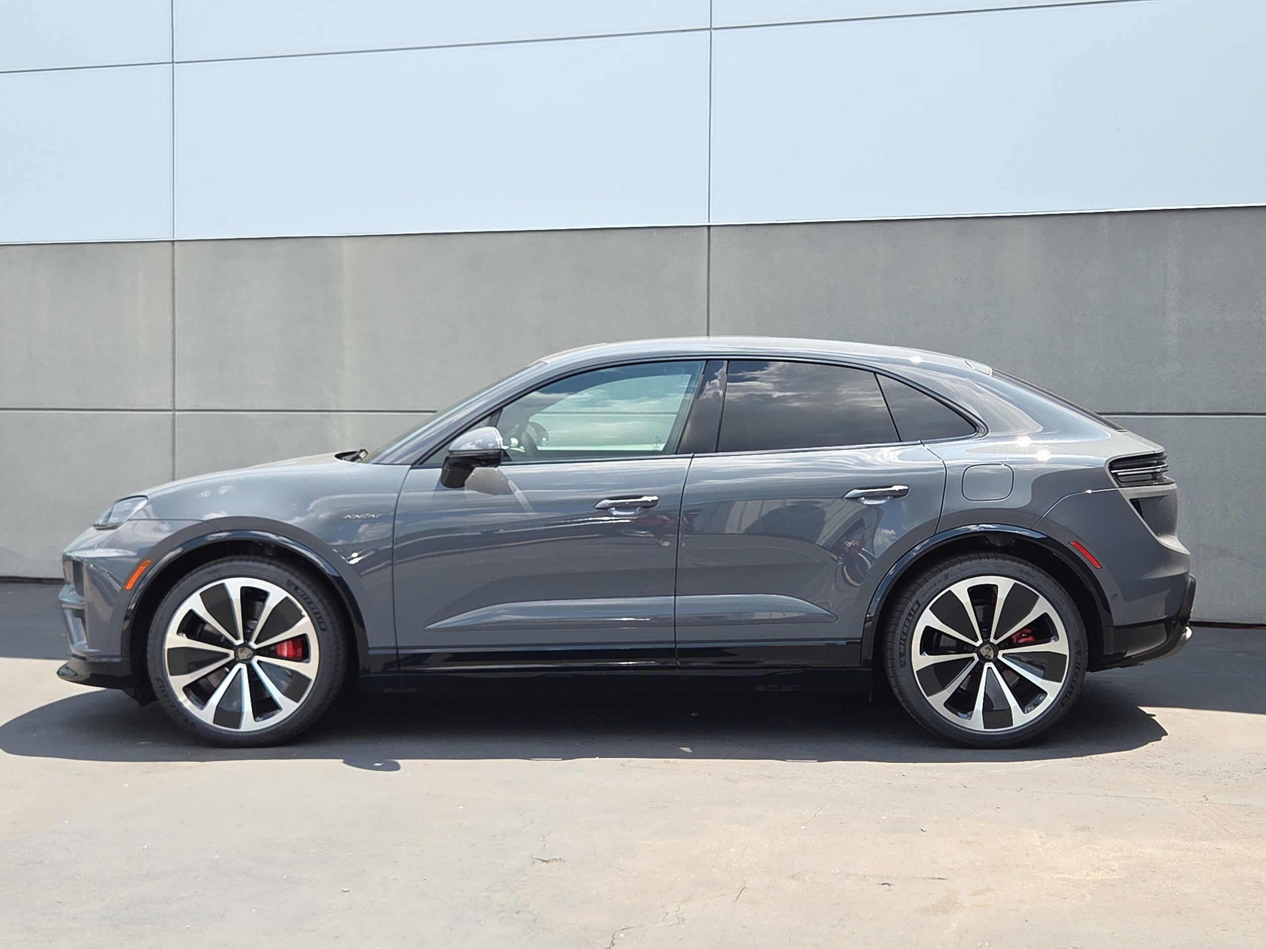 2025 Porsche Macan Electric Turbo photo 2
