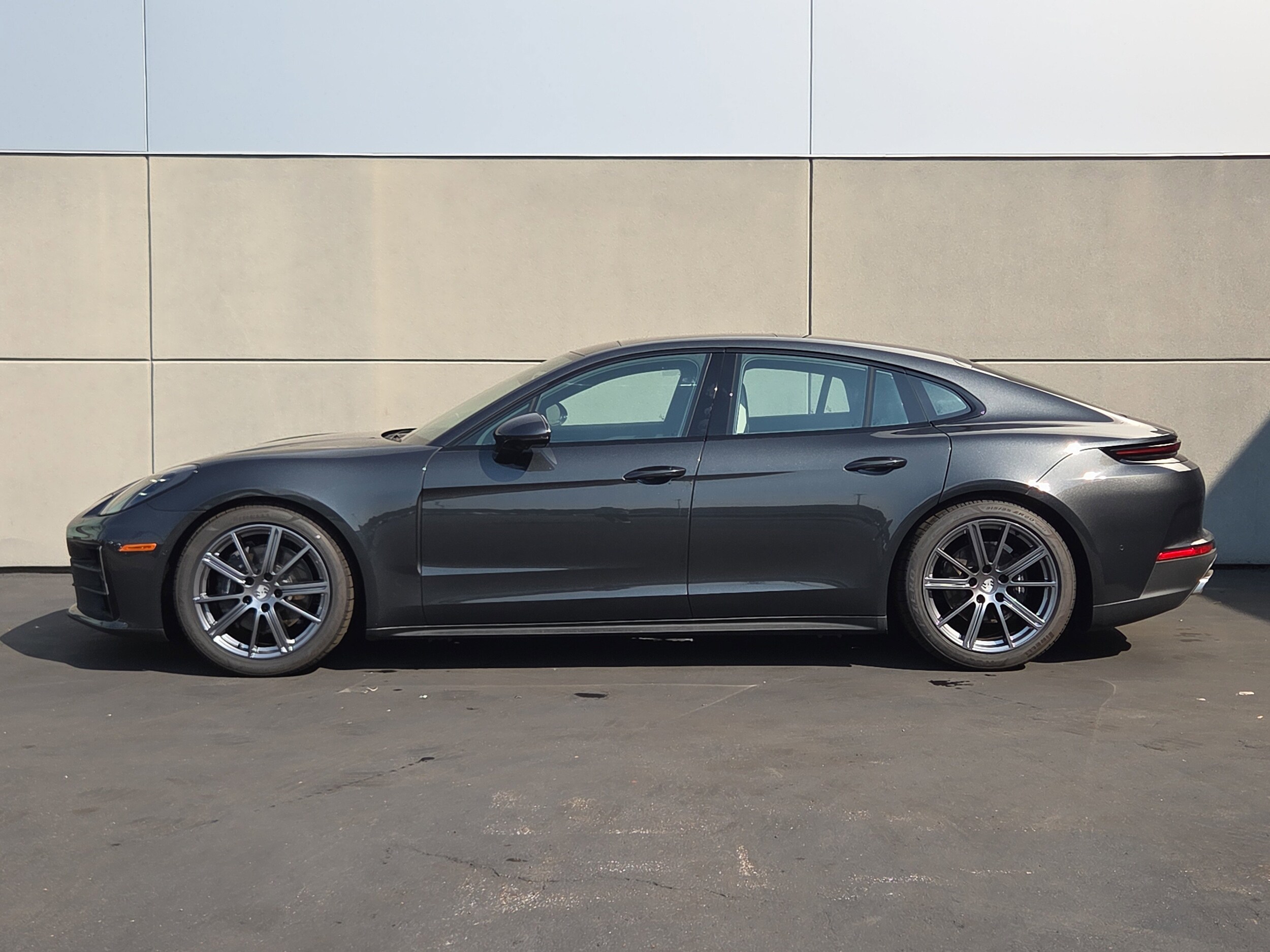 2025 Porsche Panamera 4 photo 2