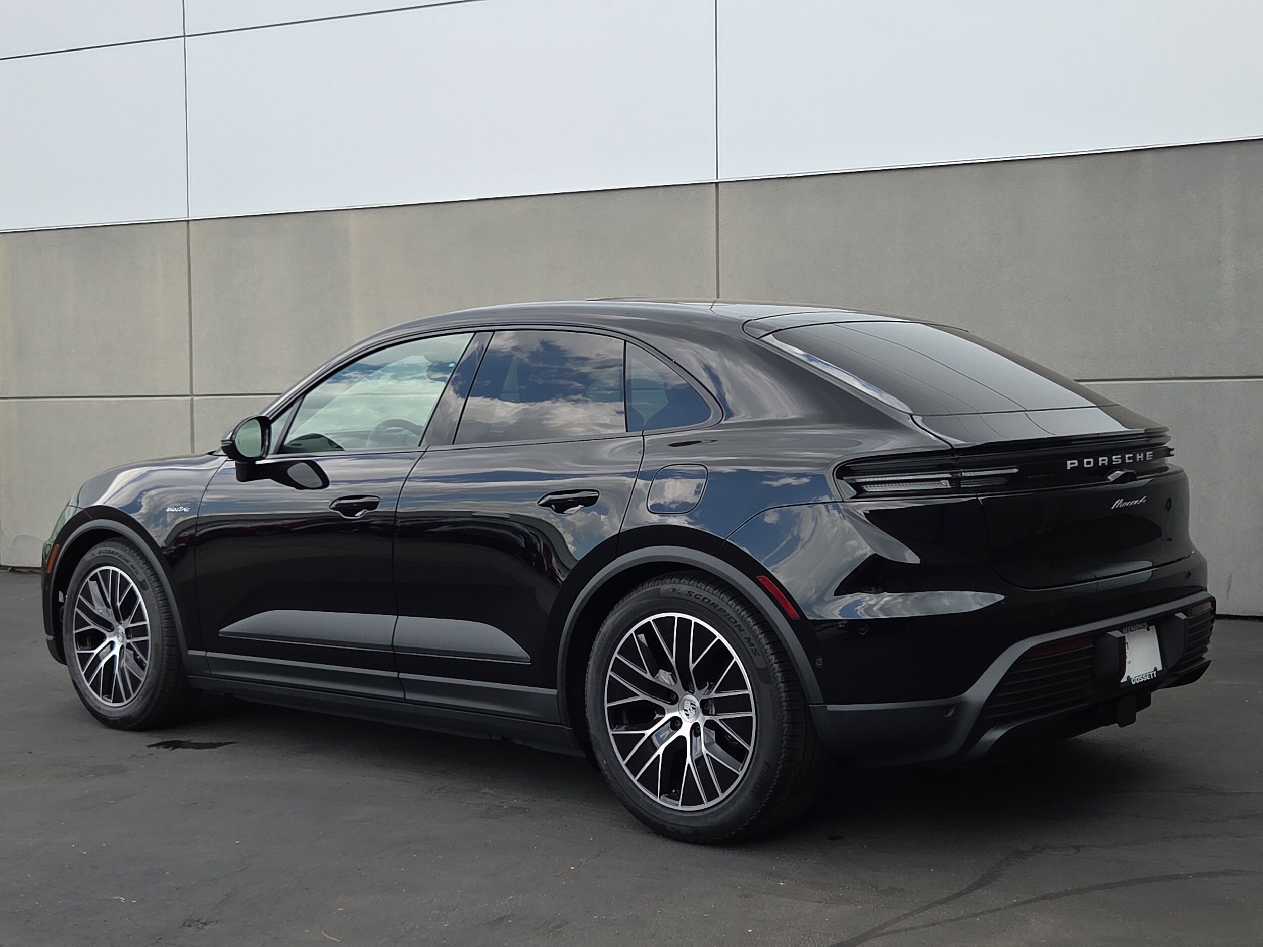 2025 Porsche Macan Electric 4 photo 3