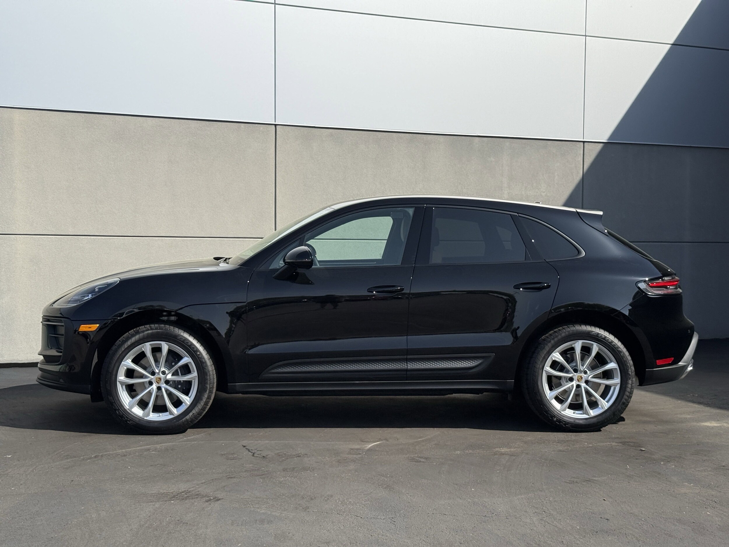 2025 Porsche Macan T photo 2