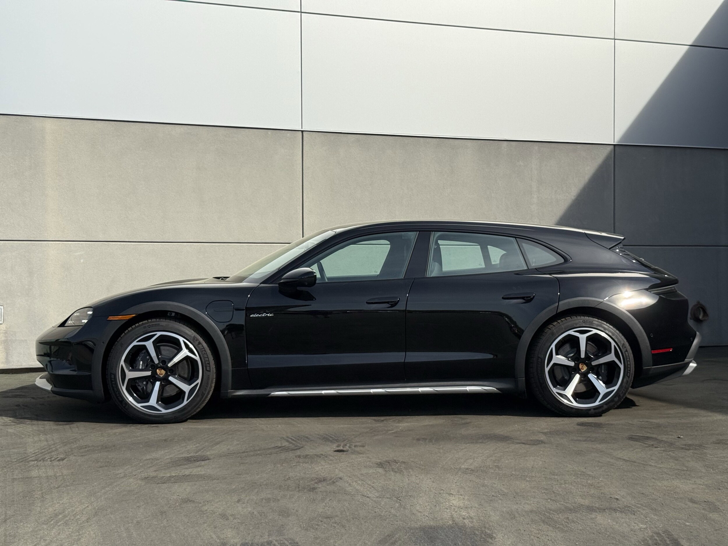 2025 Porsche Taycan Cross Turismo 4 photo 2