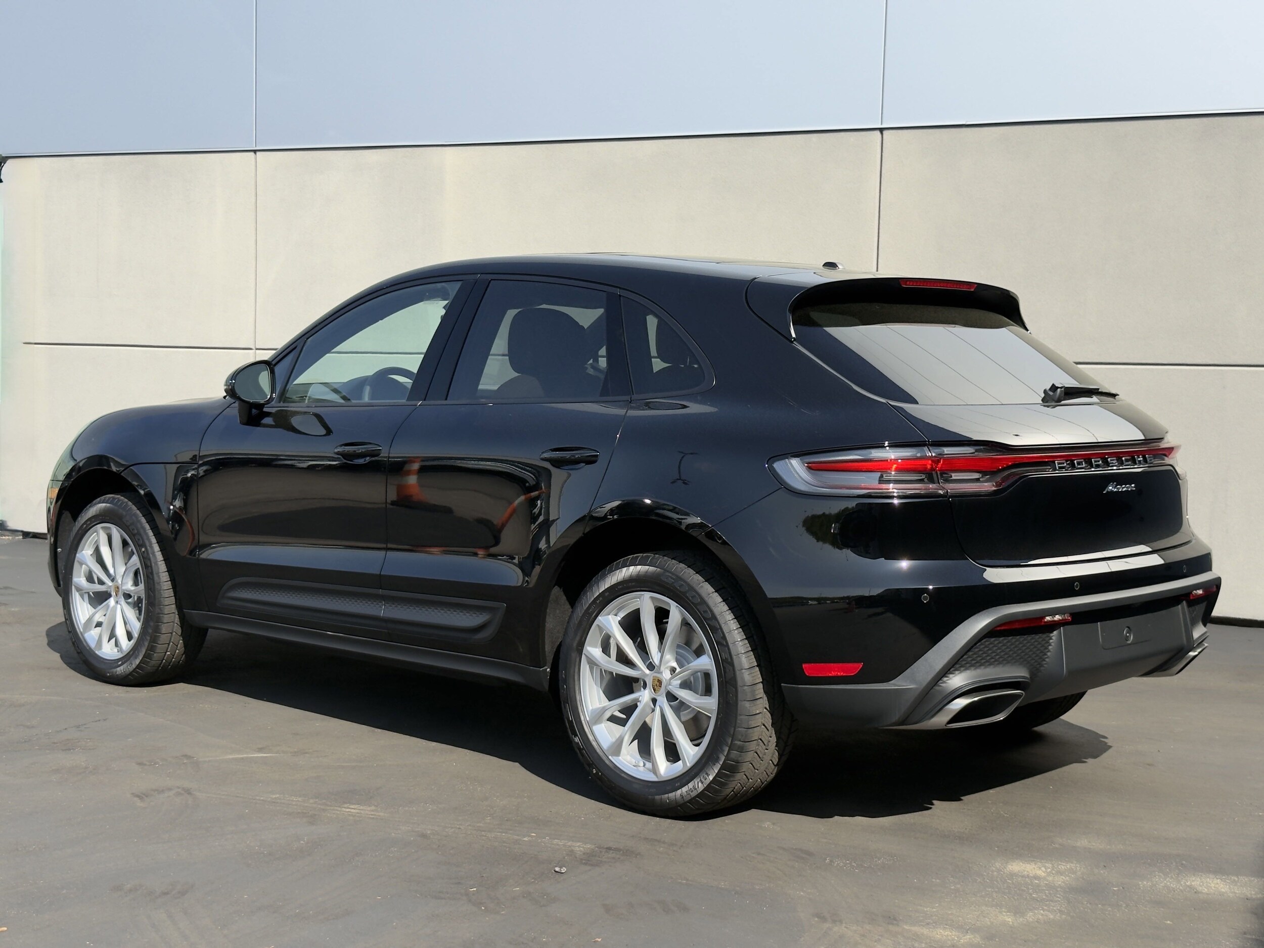 2025 Porsche Macan T photo 3