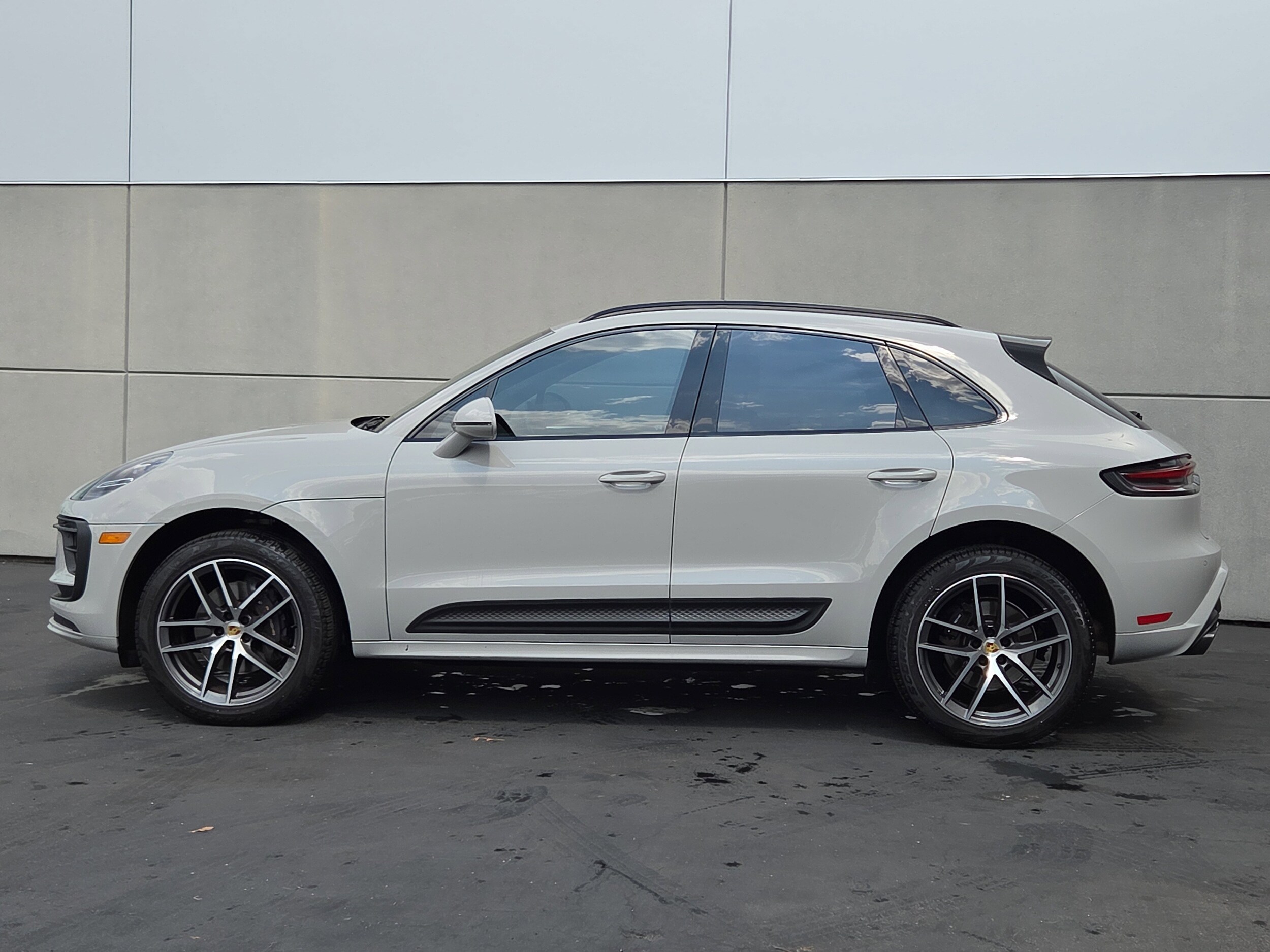 2022 Porsche Macan photo 2