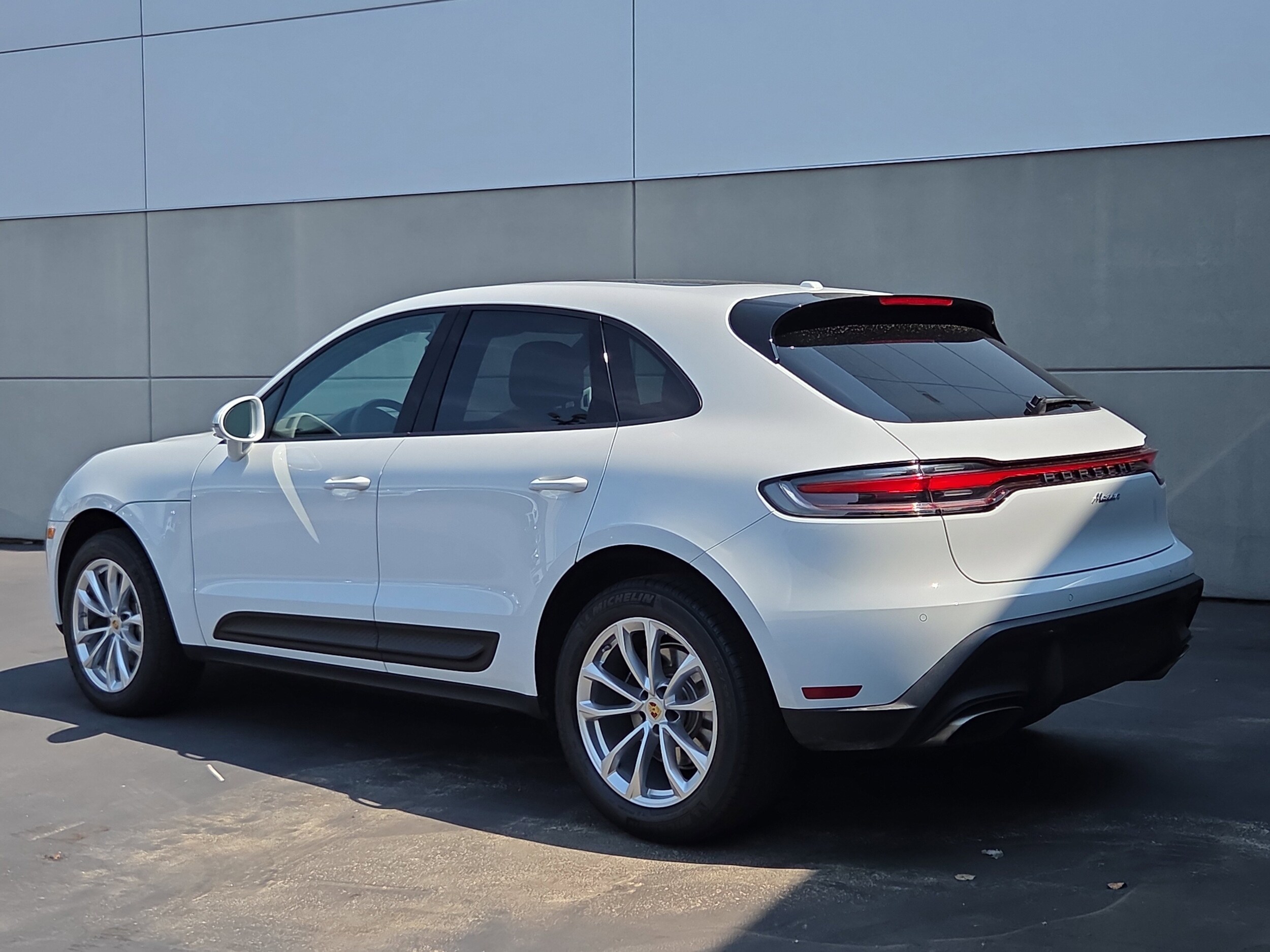 2025 Porsche Macan T photo 3