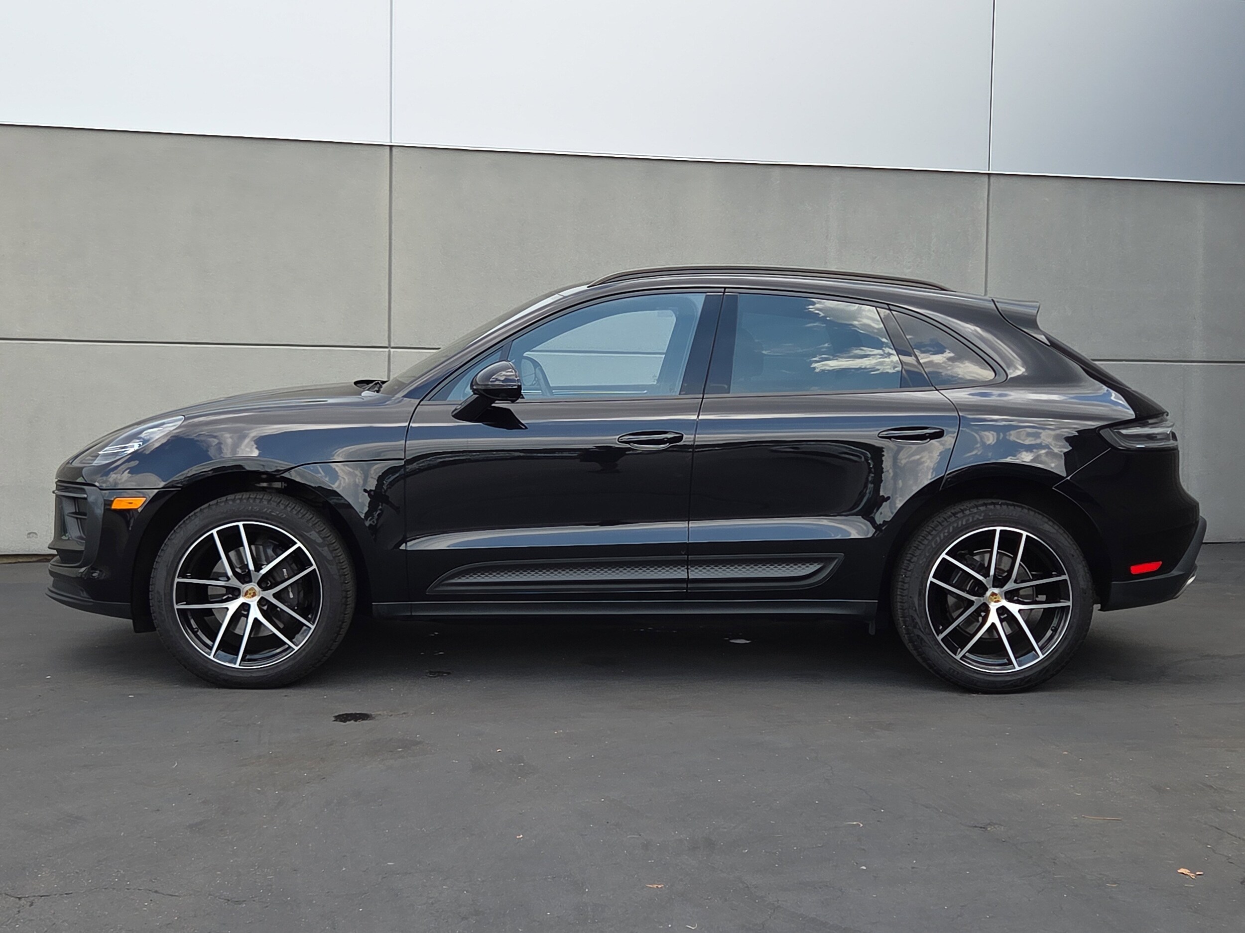 2024 Porsche Macan photo 2