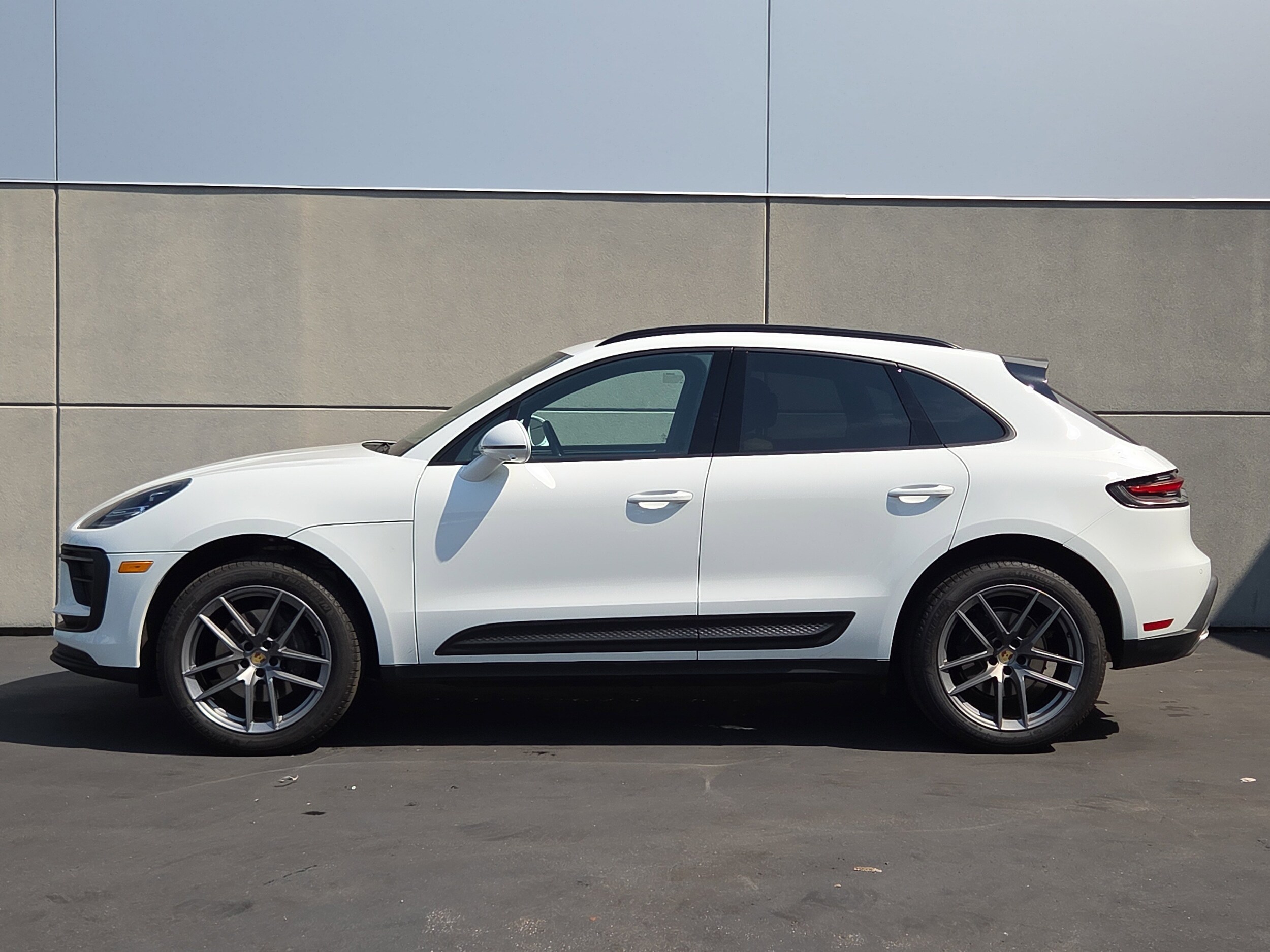 2025 Porsche Macan S photo 2