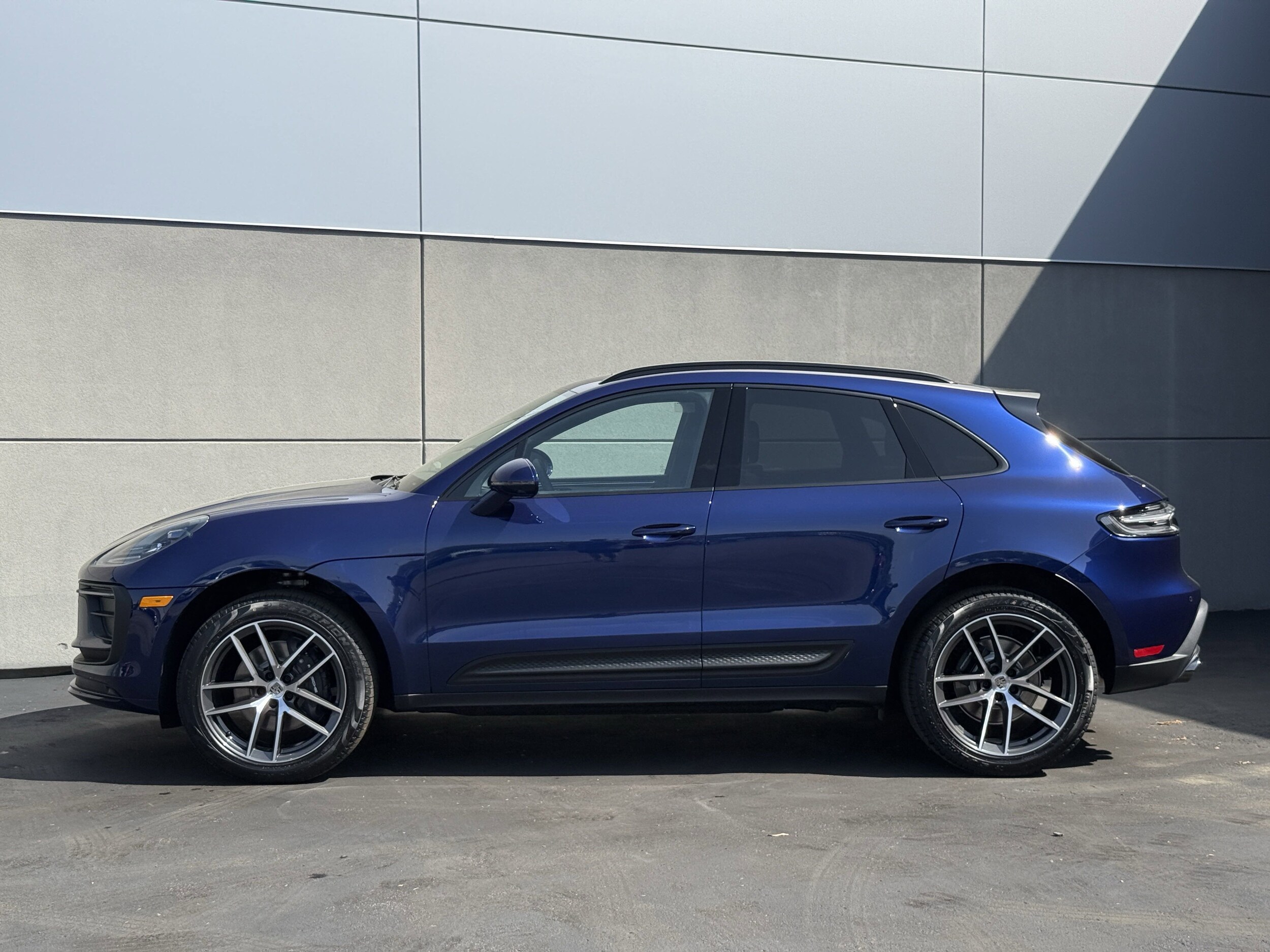 2025 Porsche Macan S photo 2